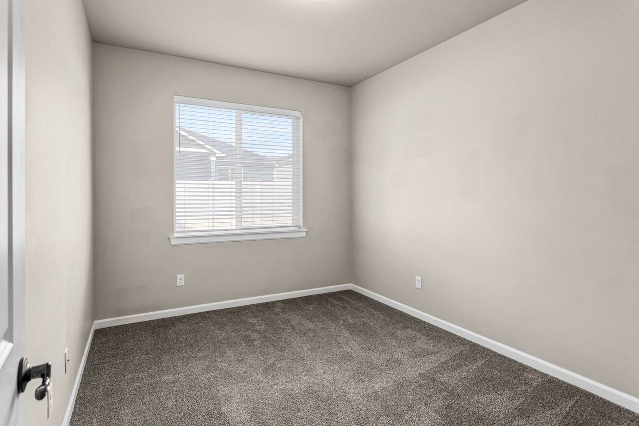 500 N 75th Ave - Photo 3 of 32