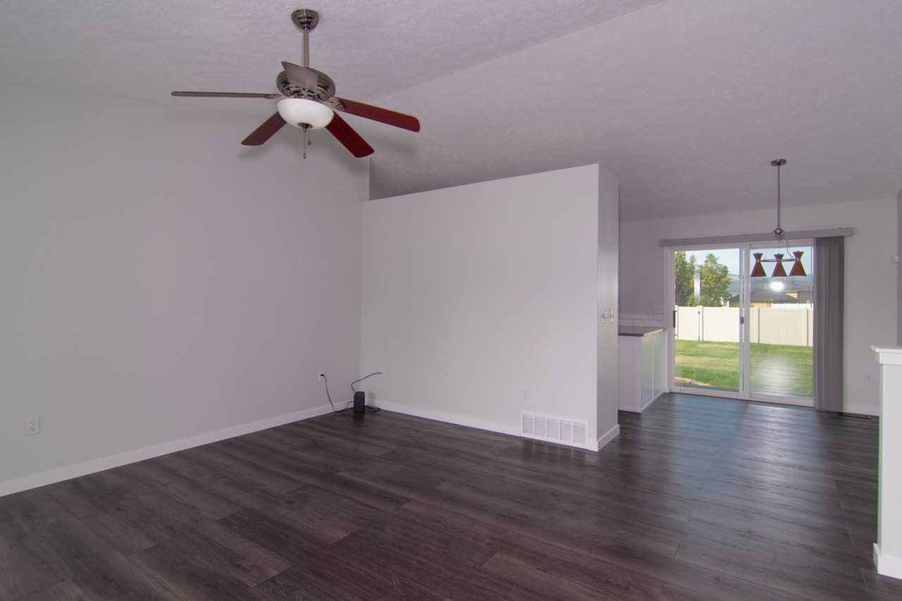 1806 N Salmon River Ln - Photo 4 of 28