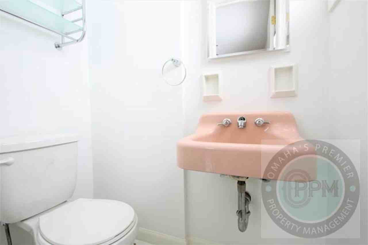 8605 Pratt St - Photo 5 of 10