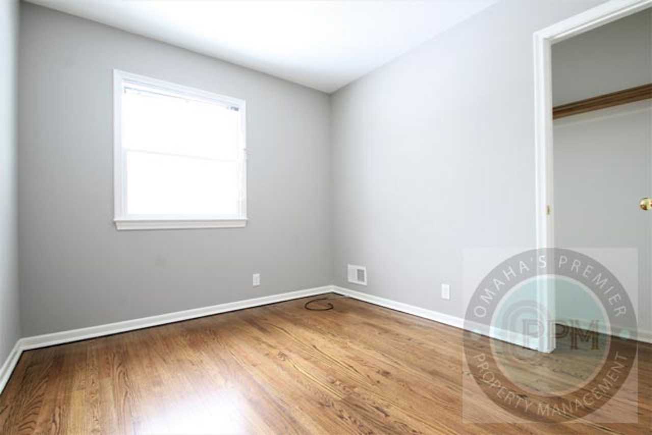 8605 Pratt St - Photo 6 of 10