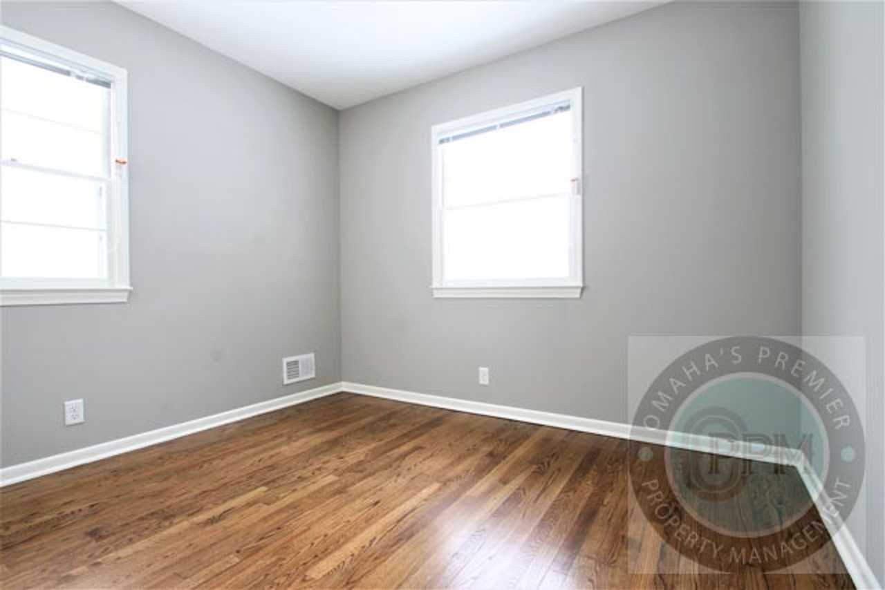 8605 Pratt St - Photo 7 of 10