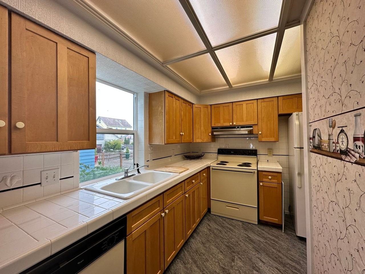 624 Harrison Ave - Photo 7 of 15