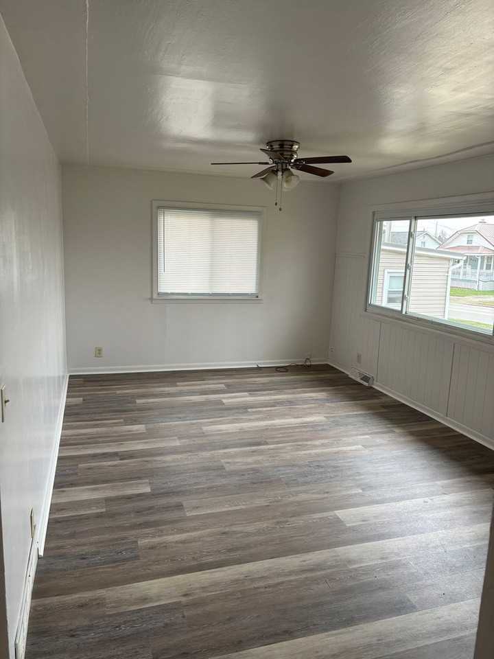 434 E 9th St - Photo 4 of 10