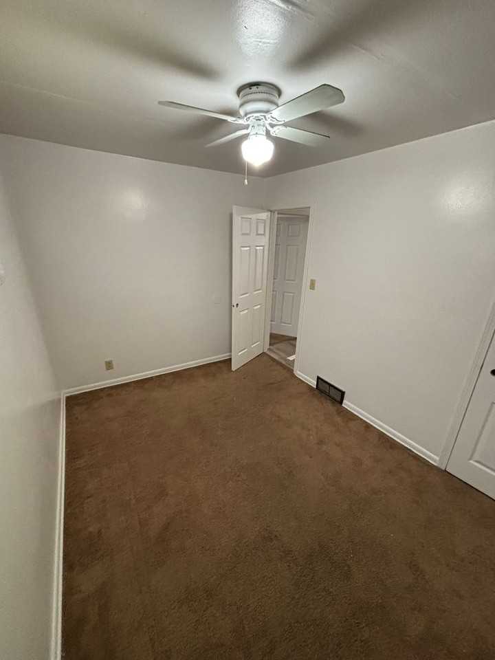 434 E 9th St - Photo 7 of 10