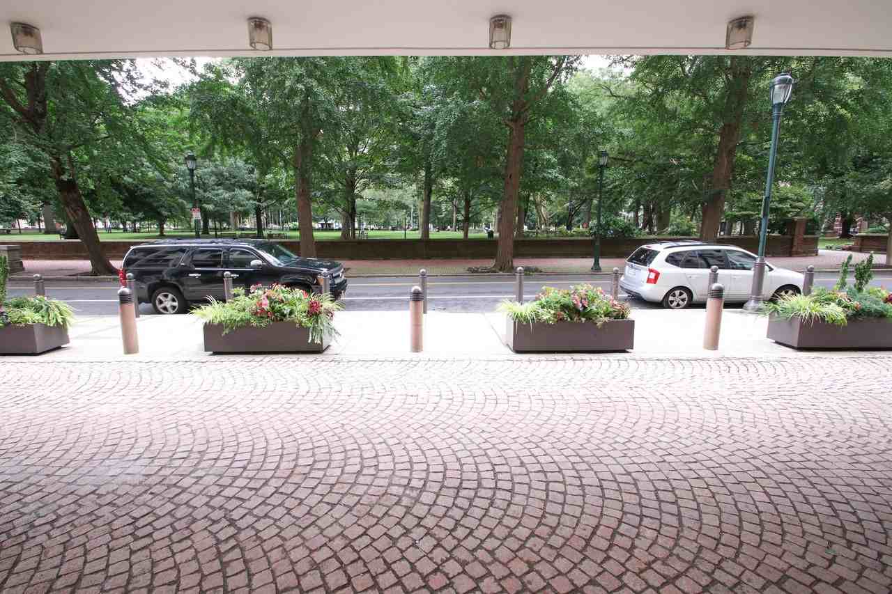 604 S Washington Sq - Photo 2 of 33