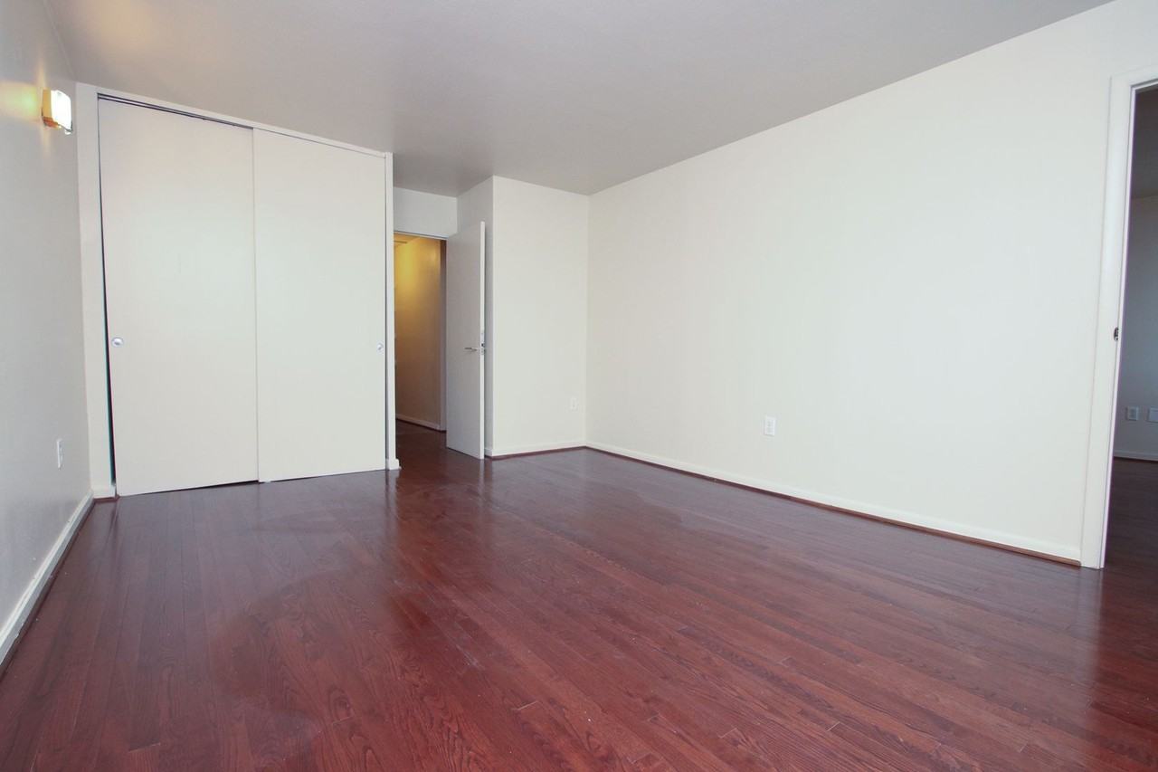 604 S Washington Sq - Photo 7 of 33