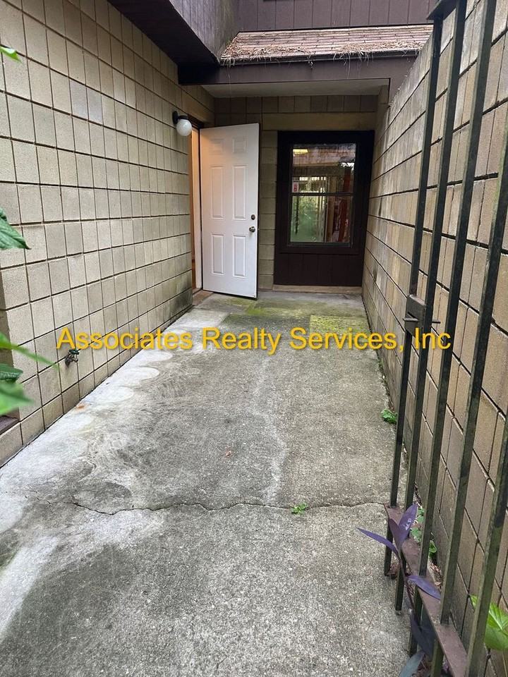 7017 Sw 44th Ave #B - Photo 2 of 26