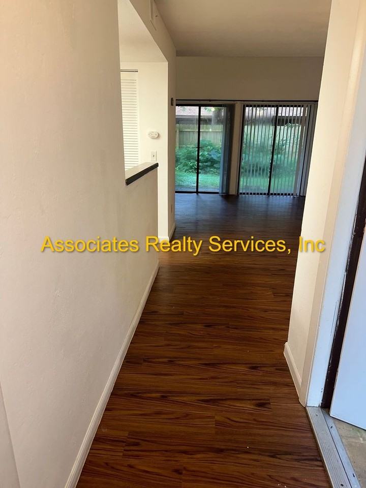 7017 Sw 44th Ave #B - Photo 3 of 26