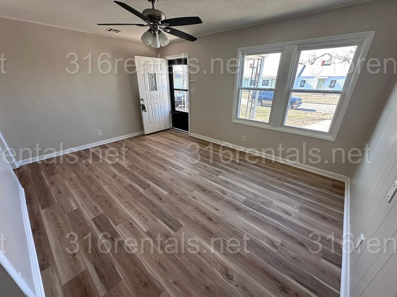 806 S Beverly Dr - Photo 2 of 10