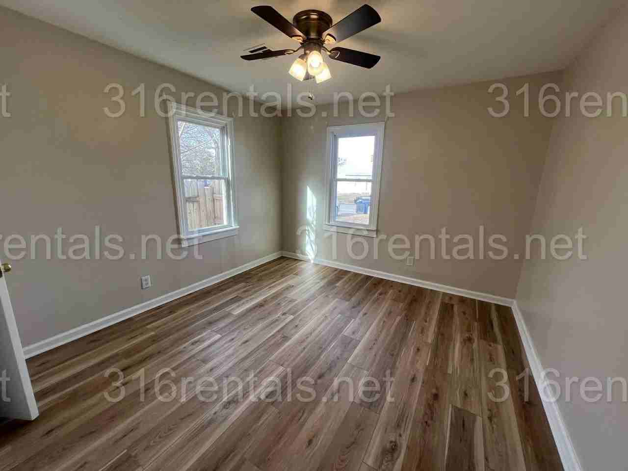 806 S Beverly Dr - Photo 7 of 10