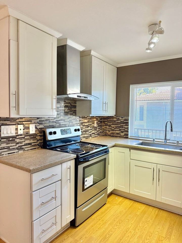 4910 Bridgepointe Pl - Photo 4 of 10