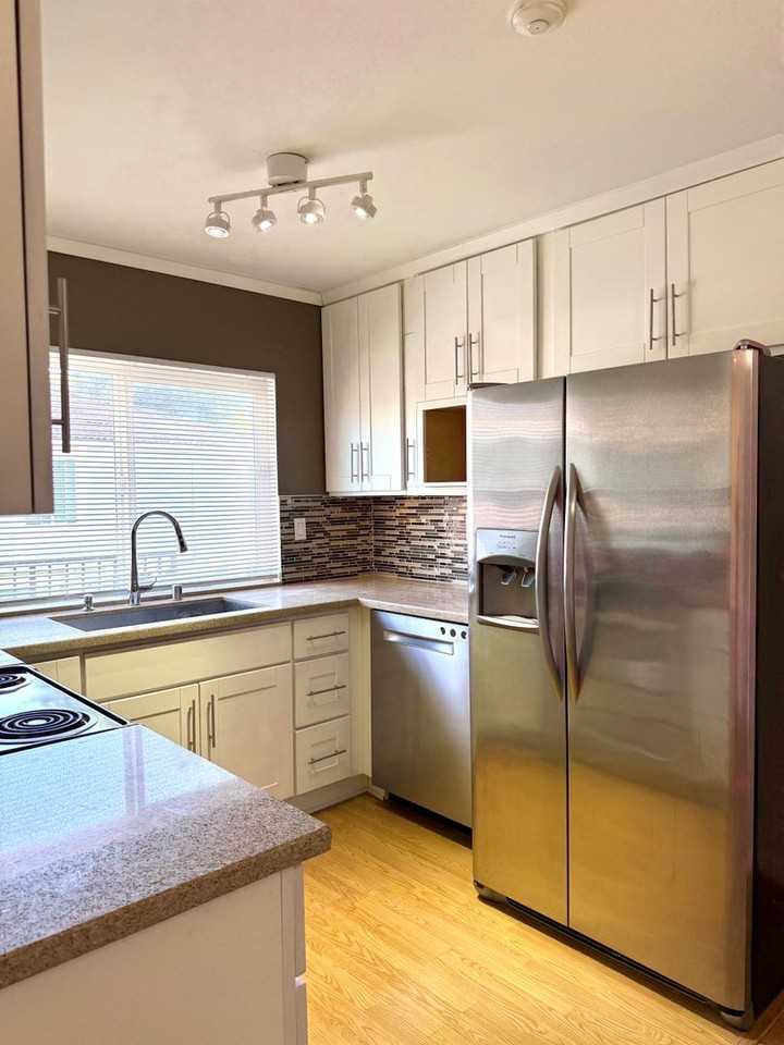 4910 Bridgepointe Pl - Photo 5 of 10