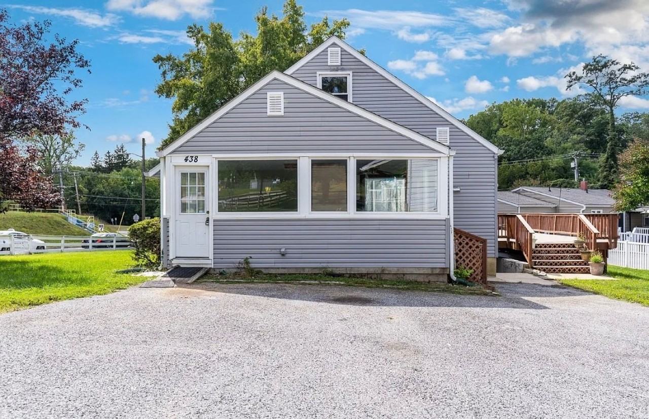 438 Bloomsbury Ave - Photo 4 of 49