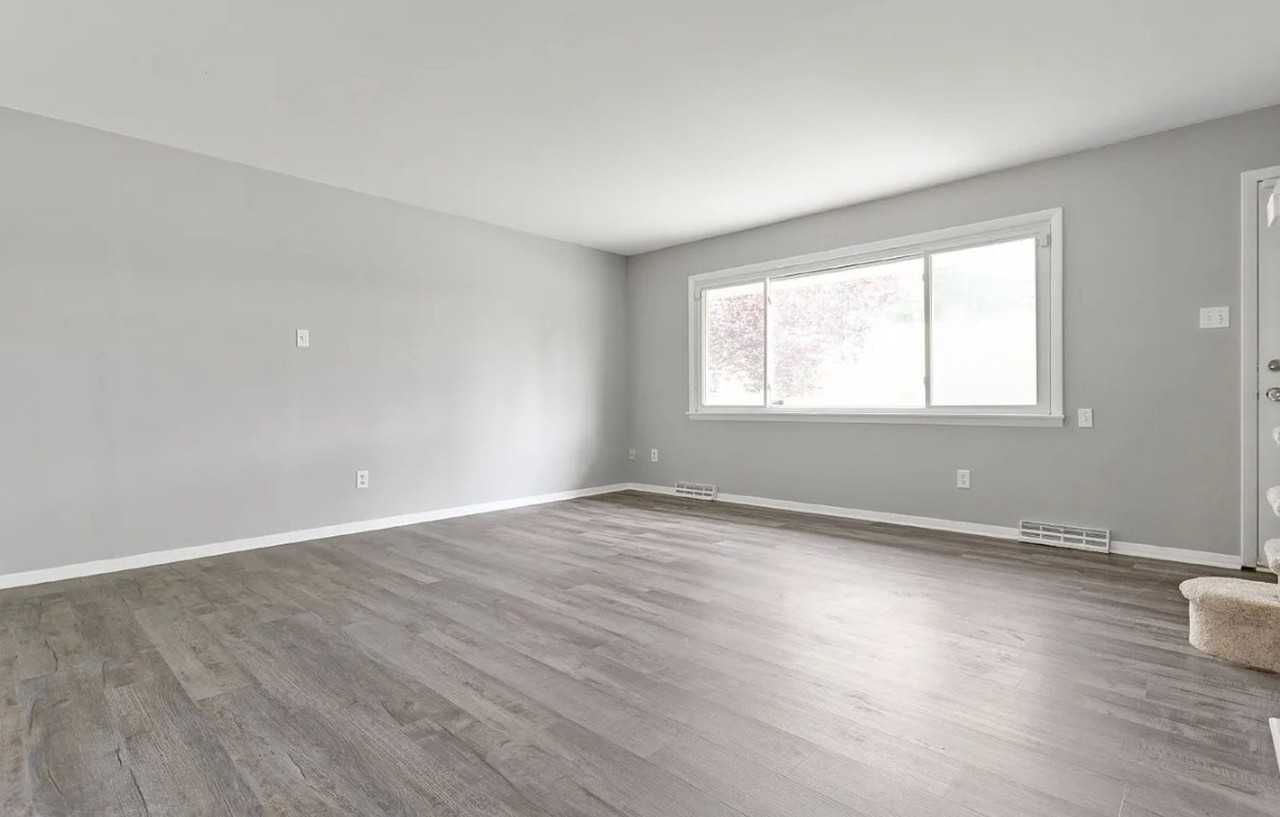 438 Bloomsbury Ave - Photo 5 of 49