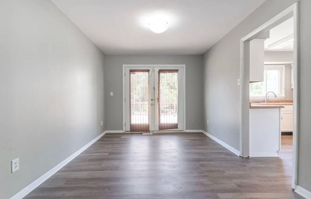 438 Bloomsbury Ave - Photo 6 of 49