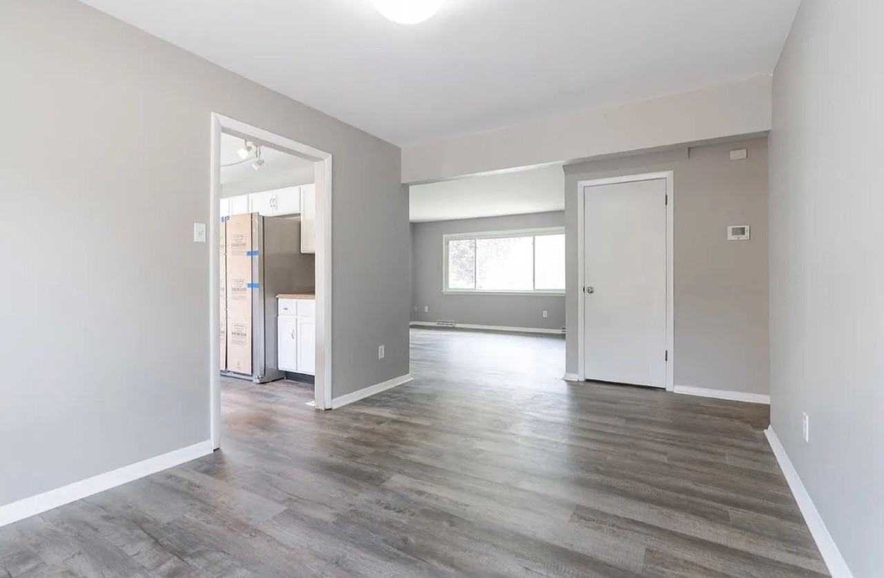 438 Bloomsbury Ave - Photo 7 of 49