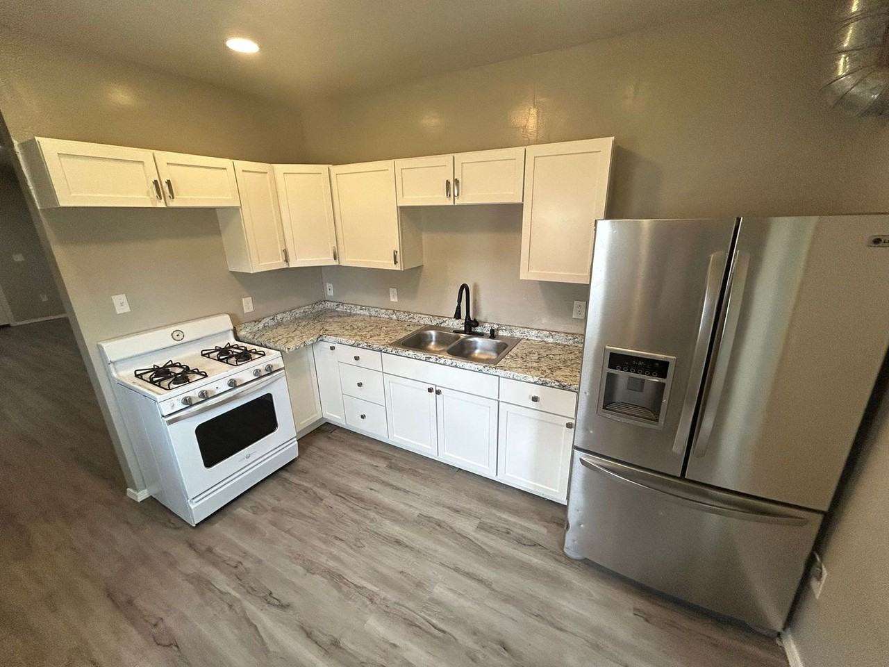 2347 Rosedale Ave - Photo 5 of 12