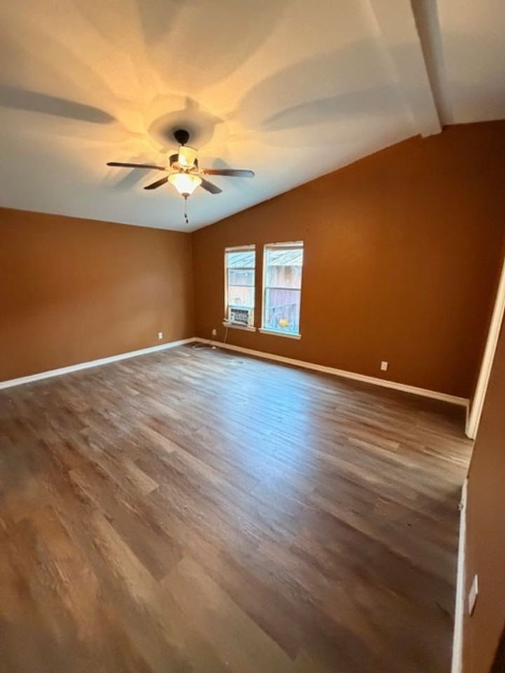 20284 Forest Woods Ln - Photo 4 of 21