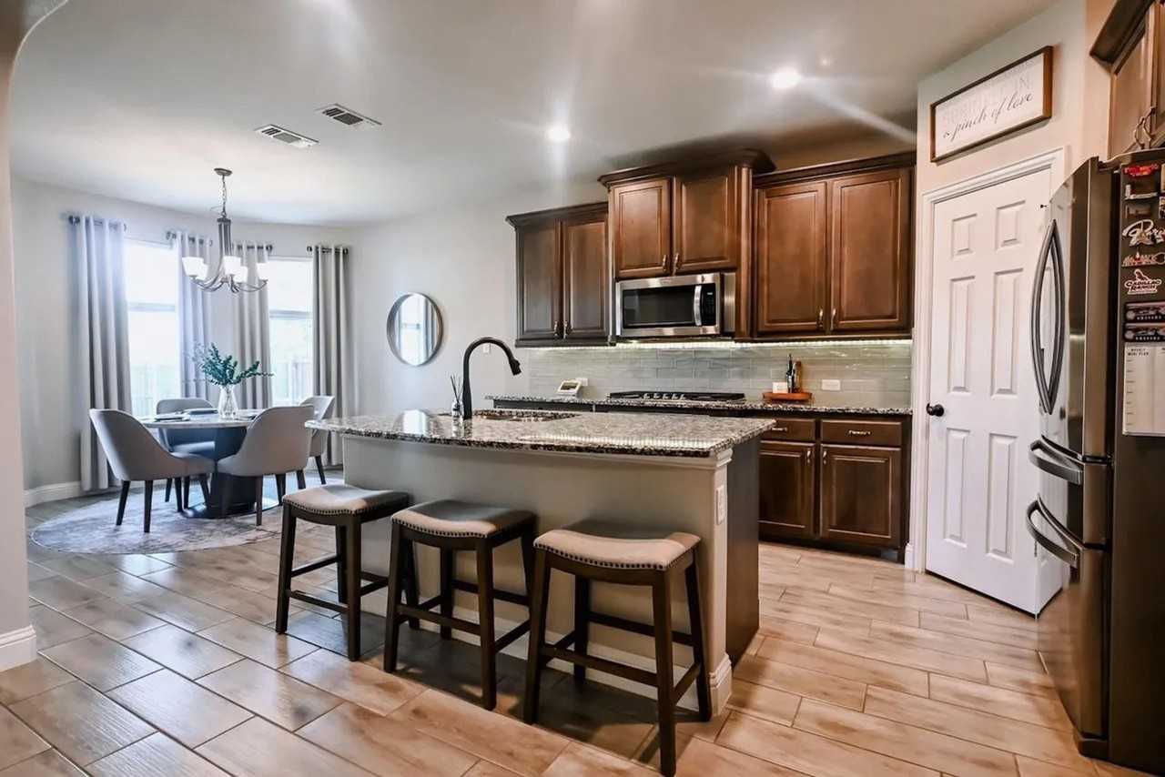 983 E Villas Ct - Photo 5 of 35