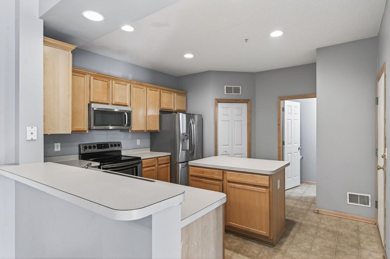 12210 Urbank St Ne #B - Photo 4 of 31