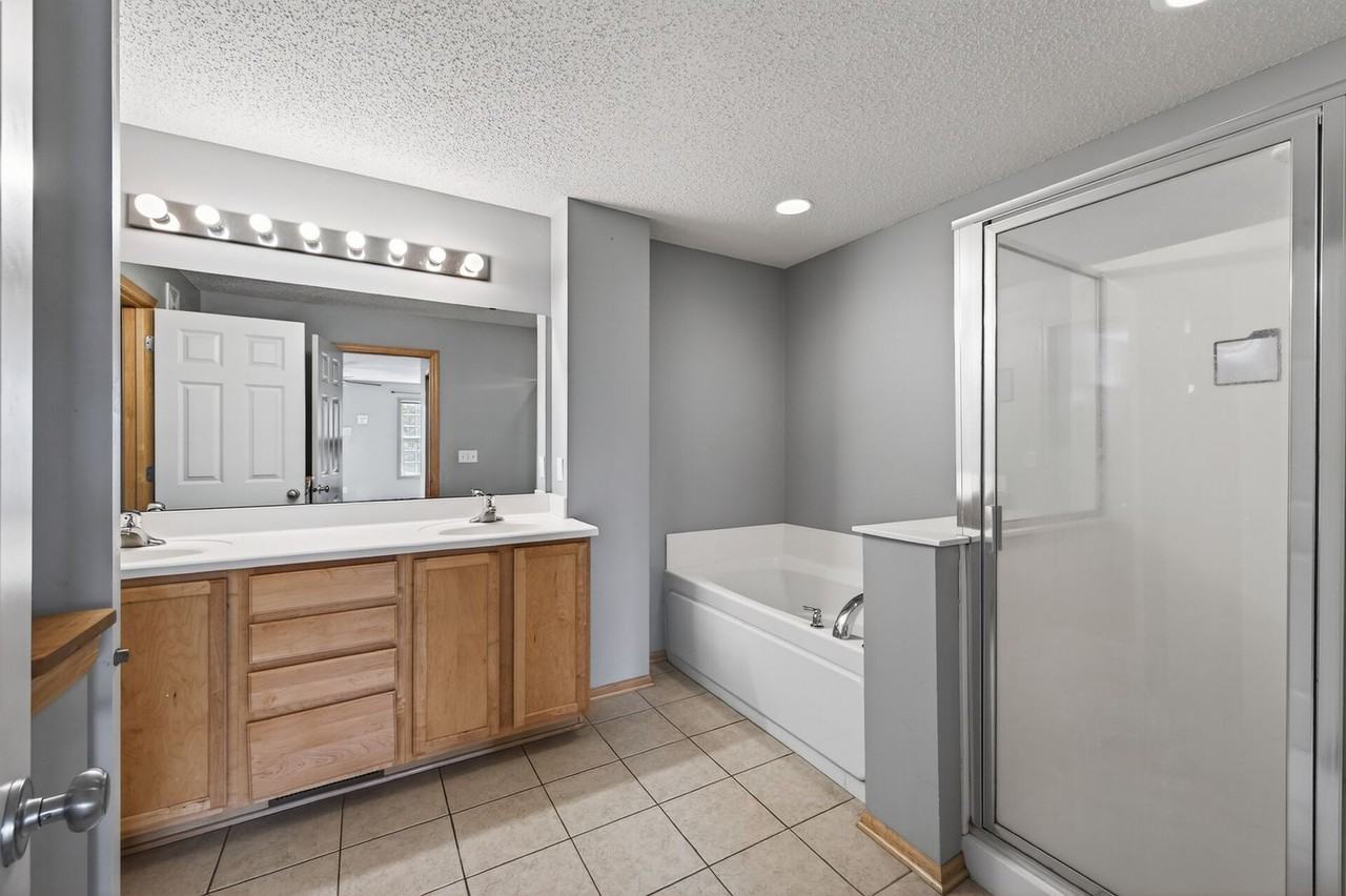 12210 Urbank St Ne #B - Photo 7 of 31