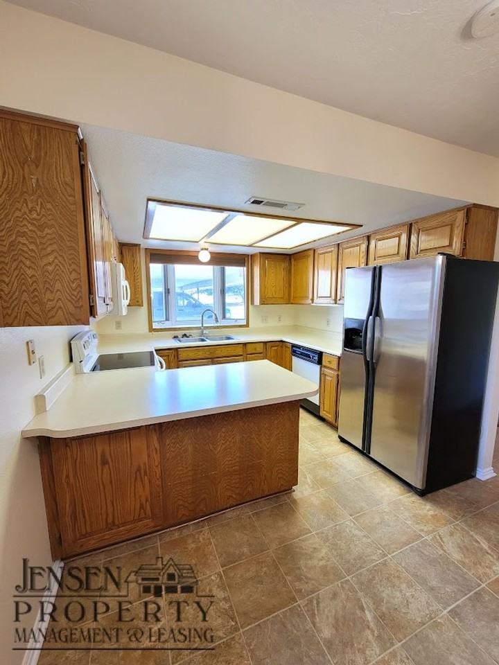 115 S 300 W #5 - Photo 4 of 22