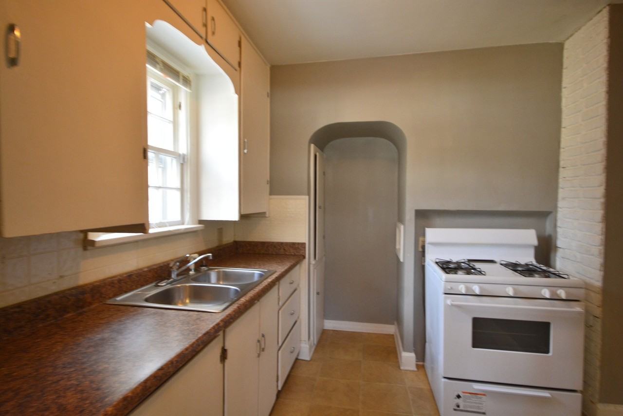 1529 N Weller Ave - Photo 2 of 7