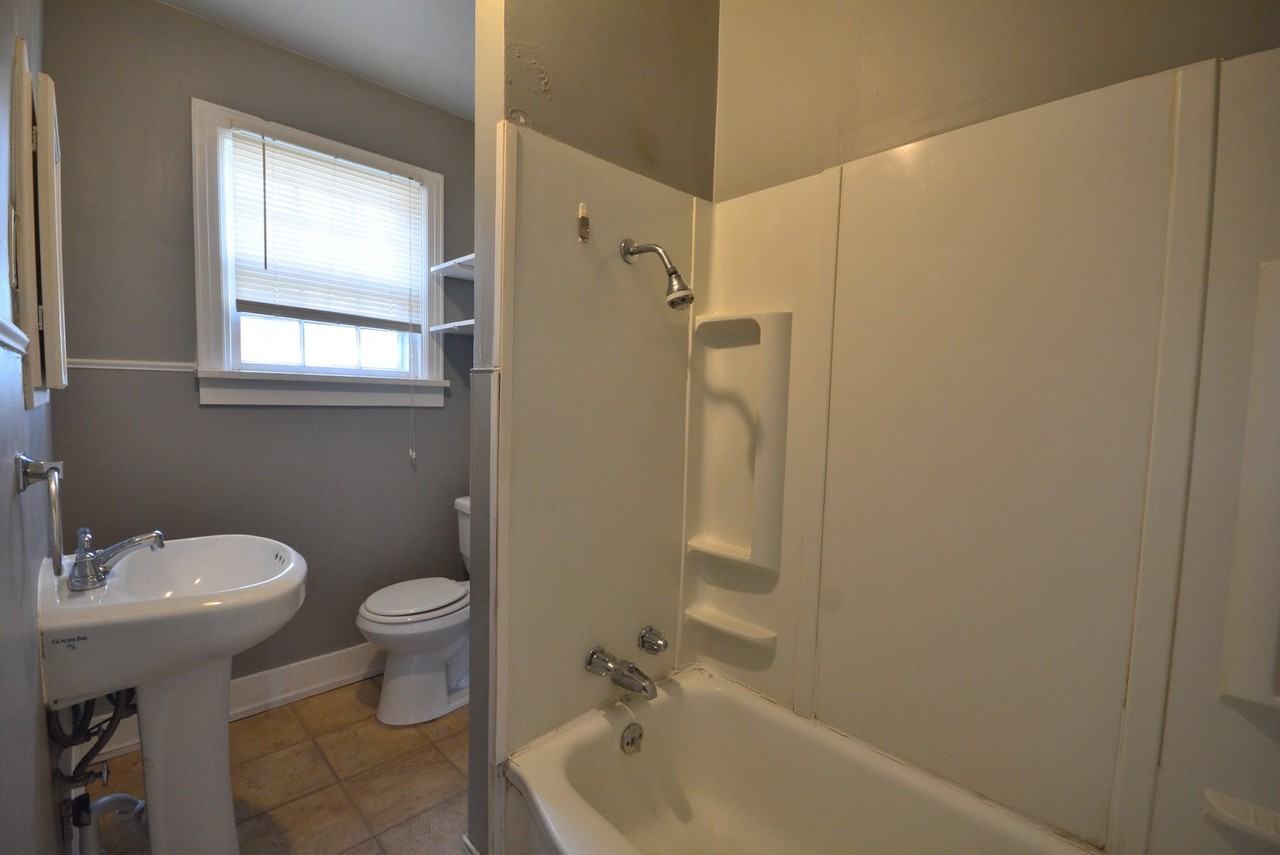 1529 N Weller Ave - Photo 3 of 7