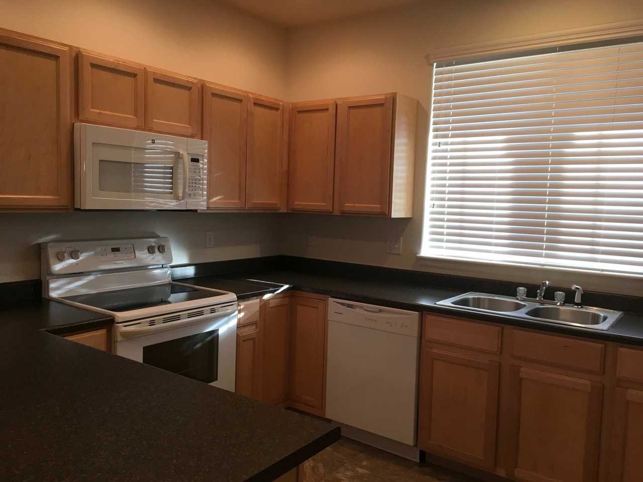 831 Lakebrook Ct - Photo 5 of 22