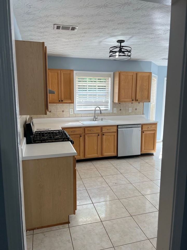 1145 Grace Dr - Photo 5 of 21