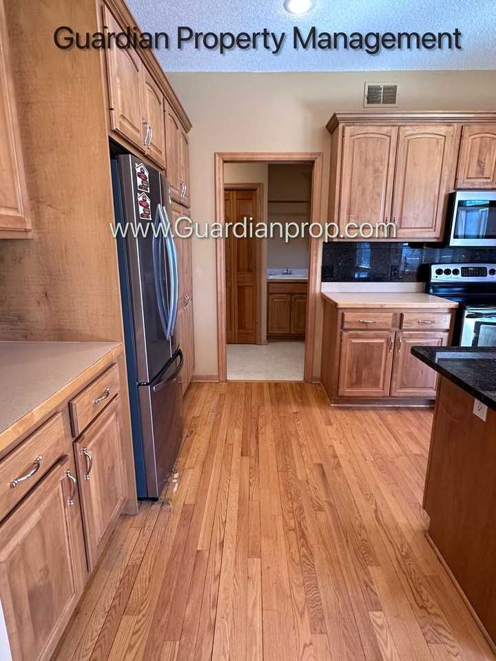 10022 Fallgold Pkwy N - Photo 4 of 28