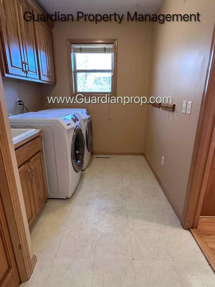 10022 Fallgold Pkwy N - Photo 5 of 28