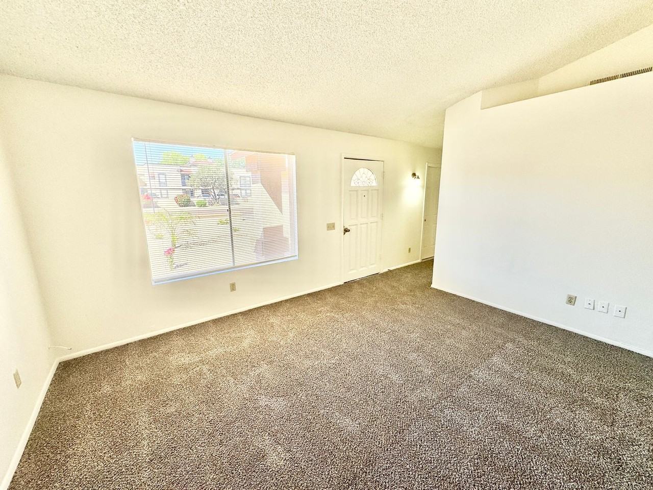 20403 N 31st Ave - Photo 5 of 22