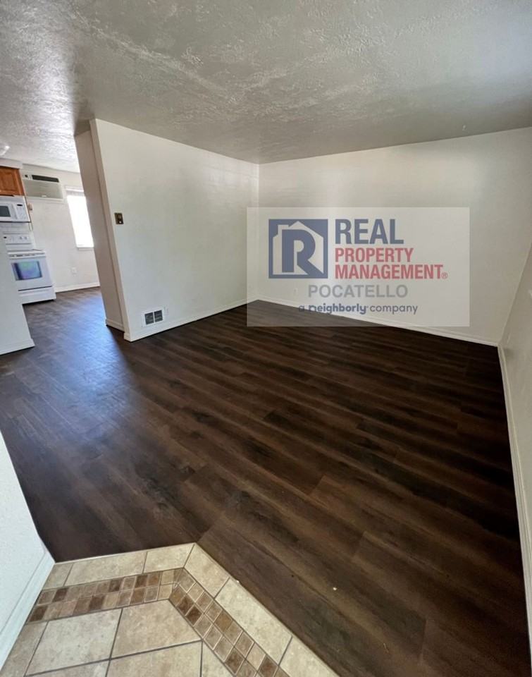 1426 Jensen St - Photo 2 of 17