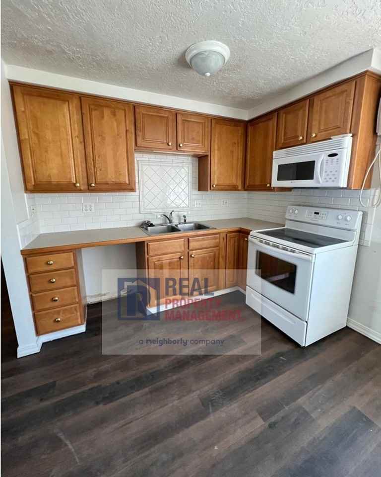 1426 Jensen St - Photo 4 of 17