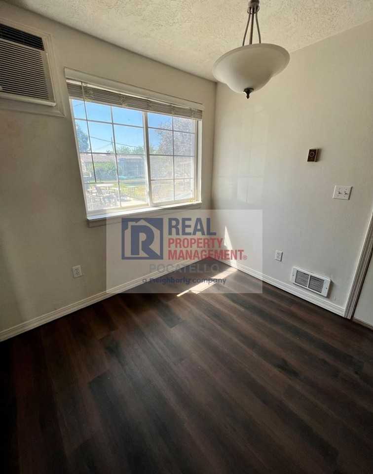 1426 Jensen St - Photo 6 of 17