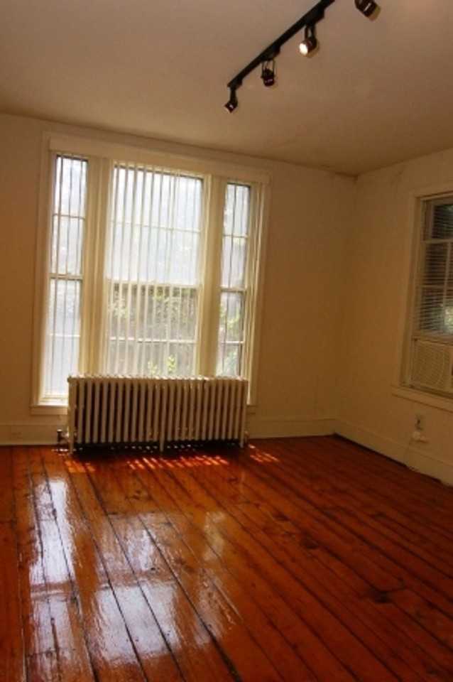 1020 Clinton St - Photo 3 of 8