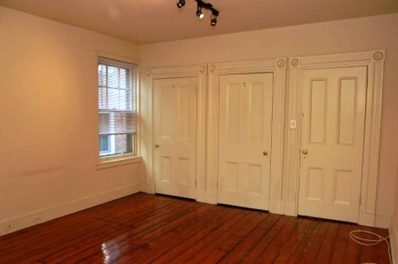 1020 Clinton St - Photo 4 of 8