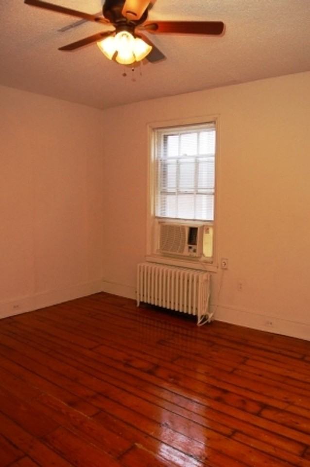 1020 Clinton St - Photo 5 of 8