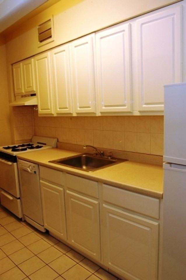 1020 Clinton St - Photo 6 of 8