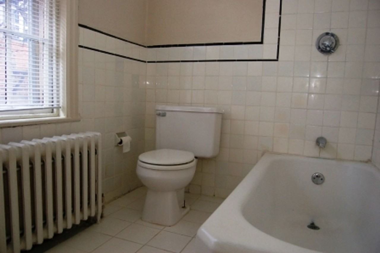 1020 Clinton St - Photo 7 of 8