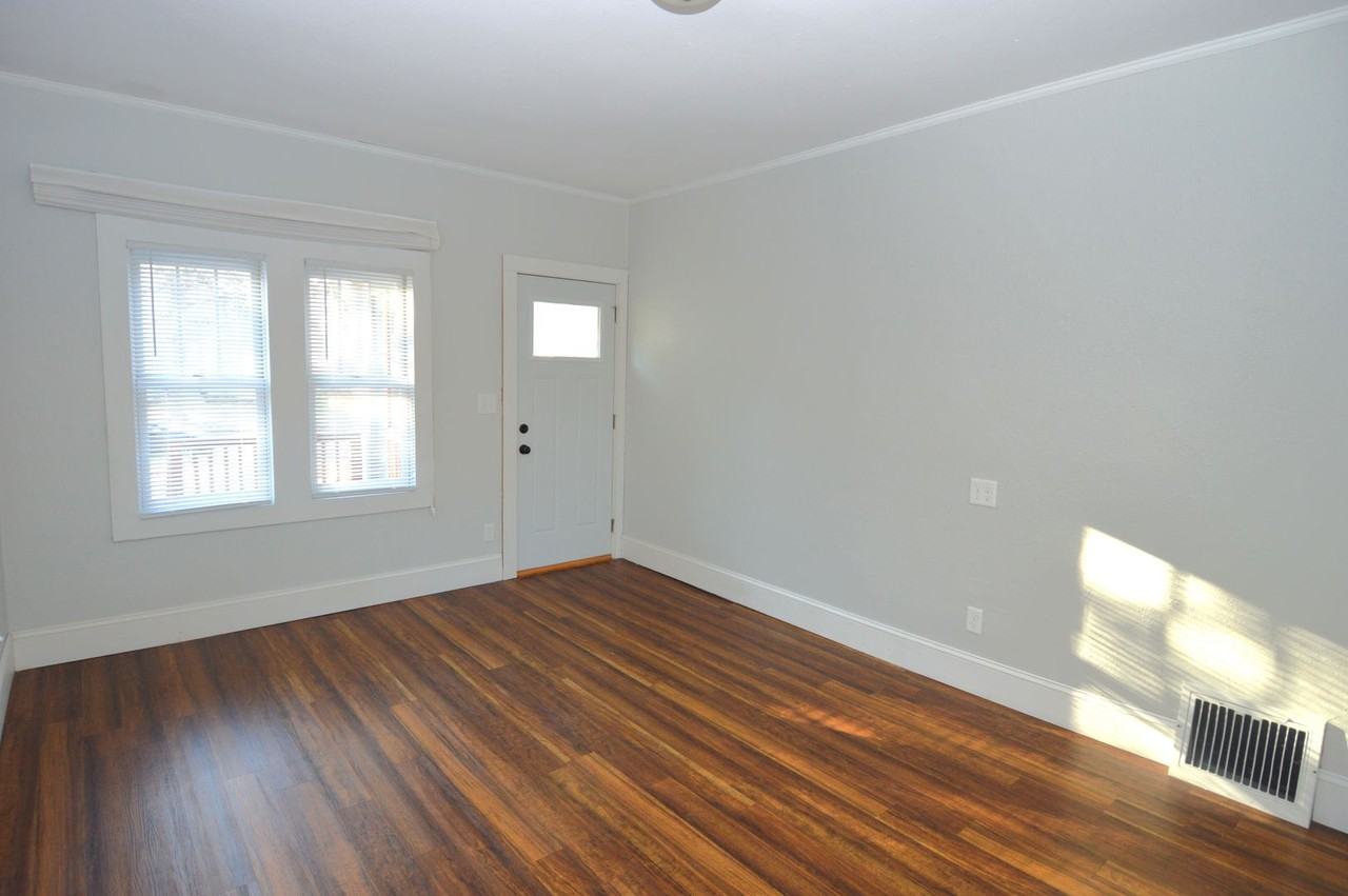 110 Conklin Ave - Photo 3 of 23