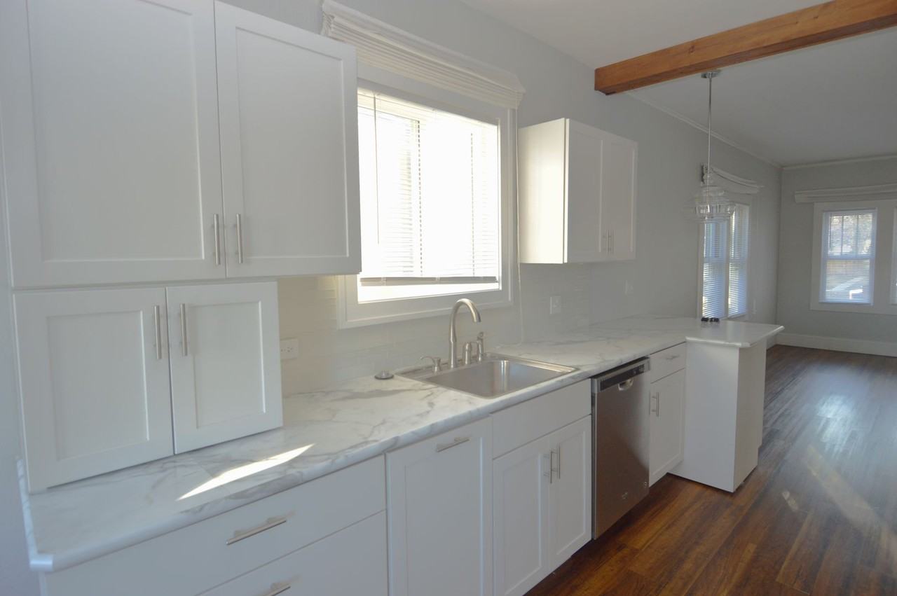 110 Conklin Ave - Photo 5 of 23