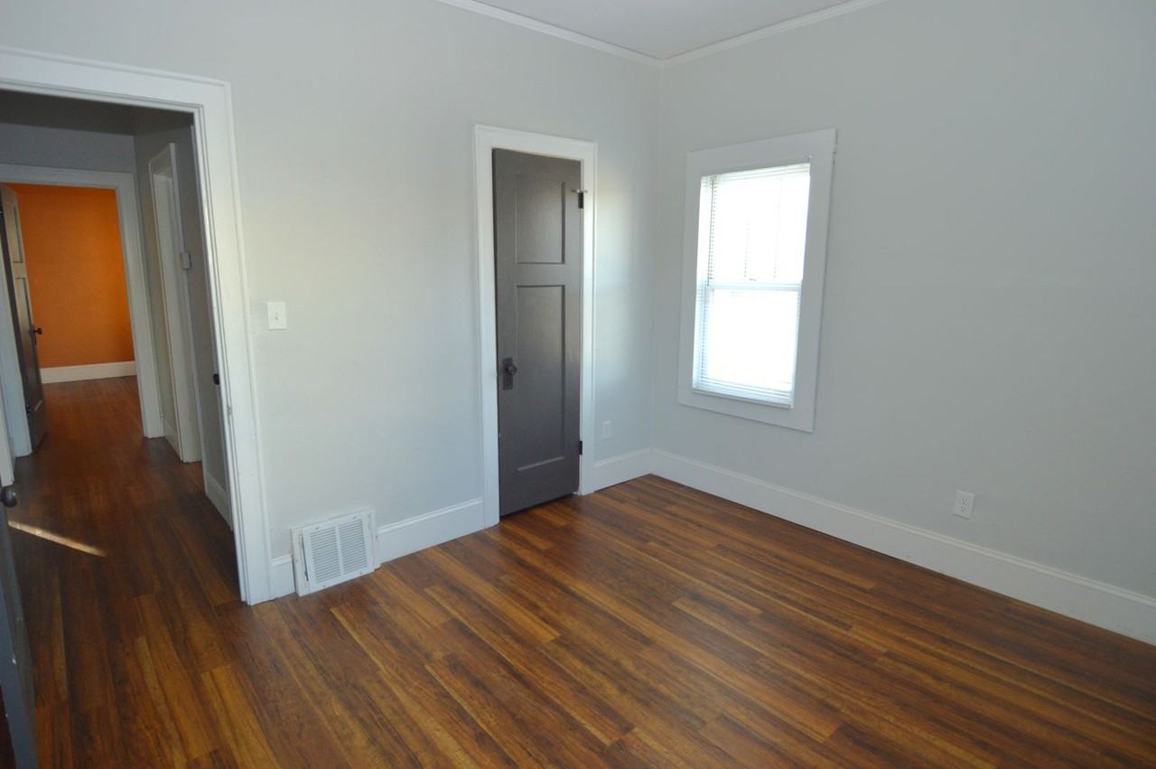 110 Conklin Ave - Photo 6 of 23