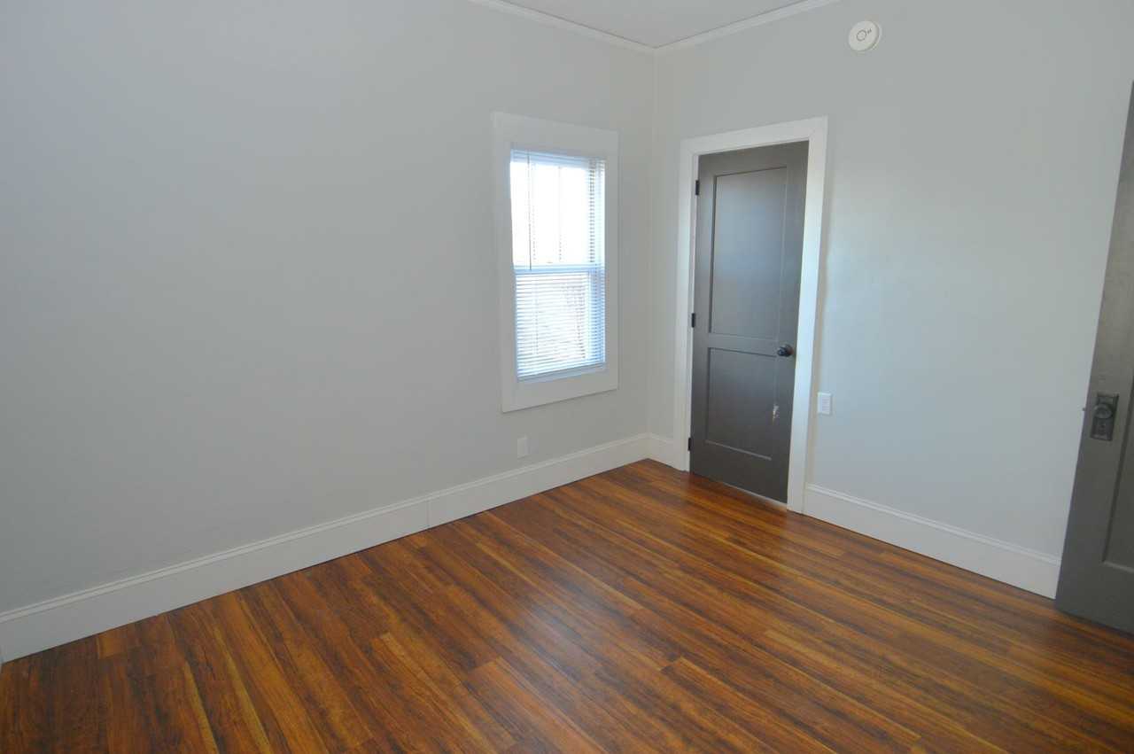 110 Conklin Ave - Photo 7 of 23