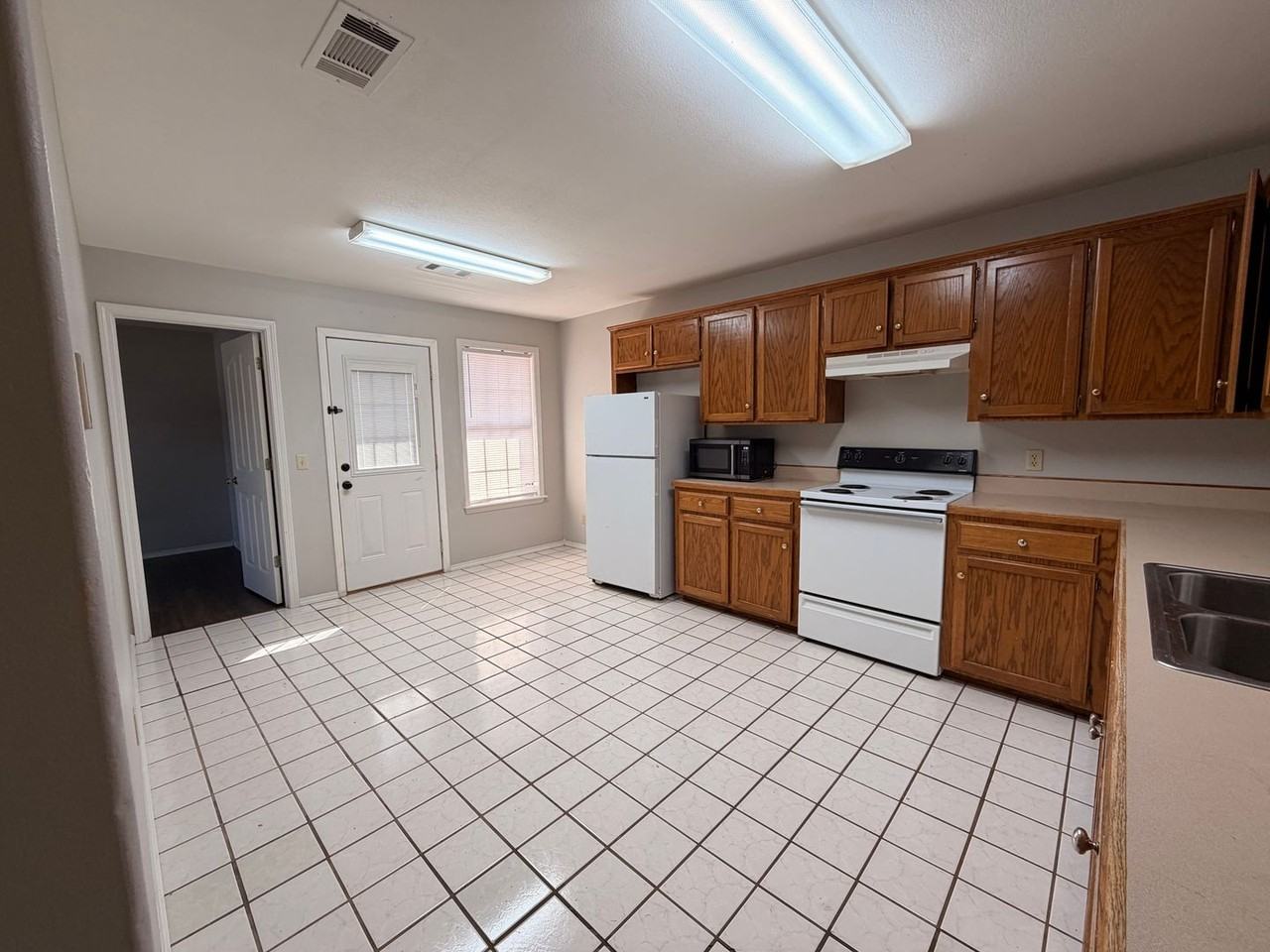 301 W 16th Ct - Photo 2 of 10