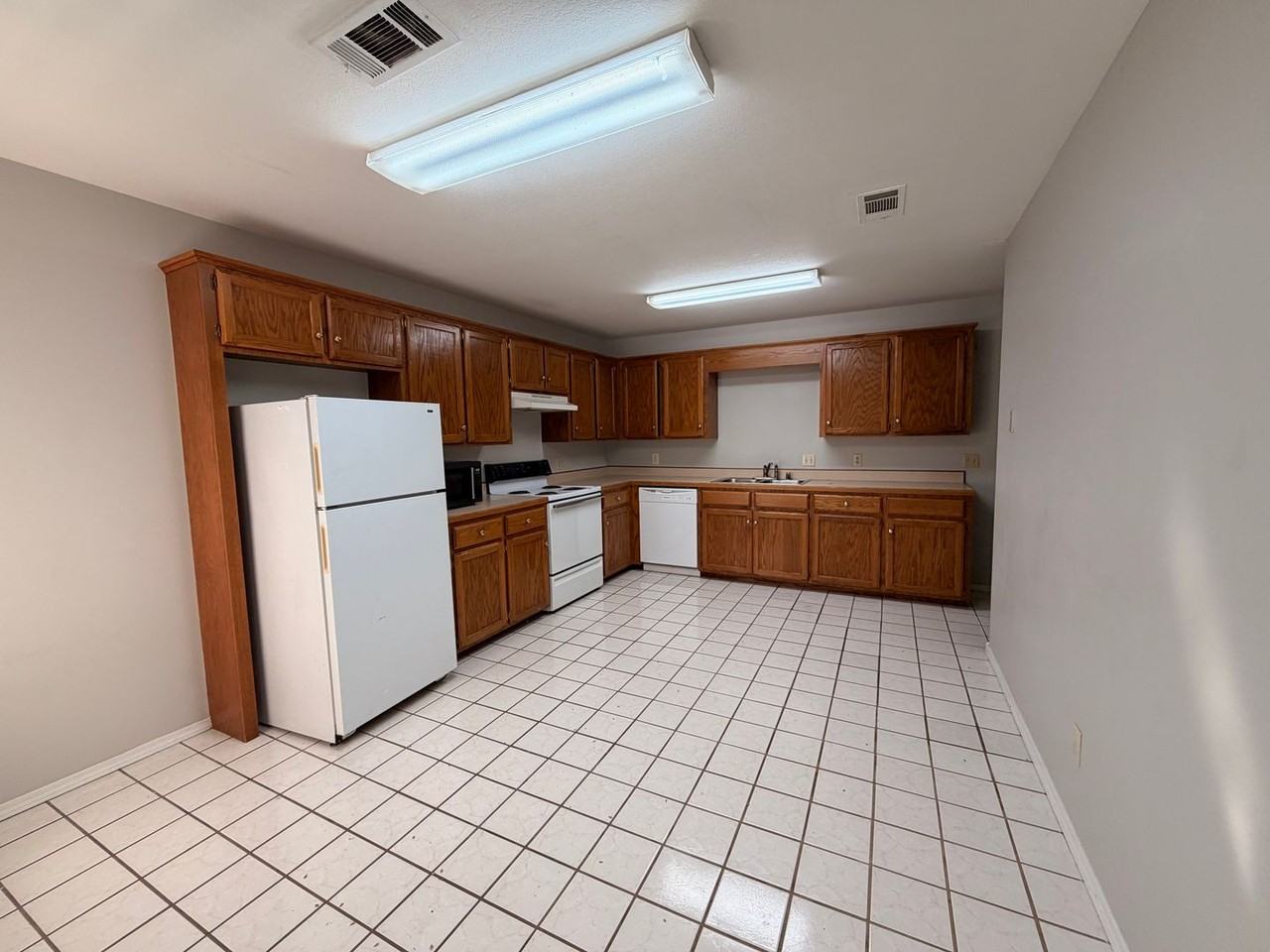 301 W 16th Ct - Photo 3 of 10