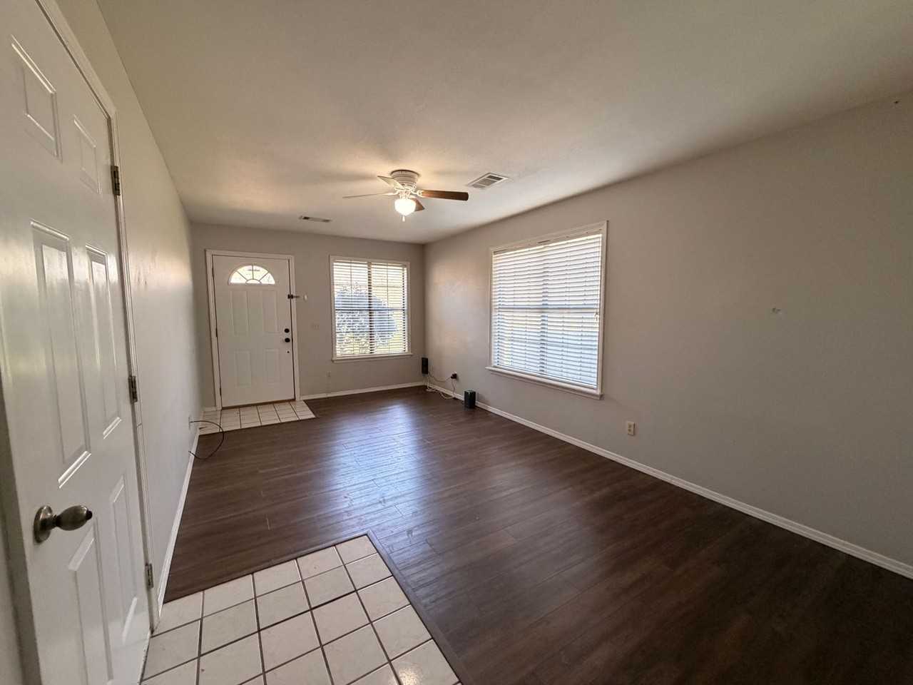 301 W 16th Ct - Photo 4 of 10