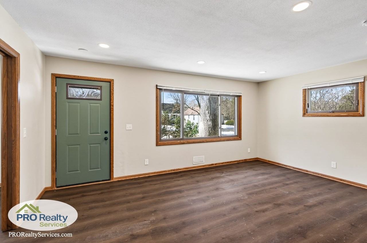 3946 Xenia Ave N - Photo 6 of 28