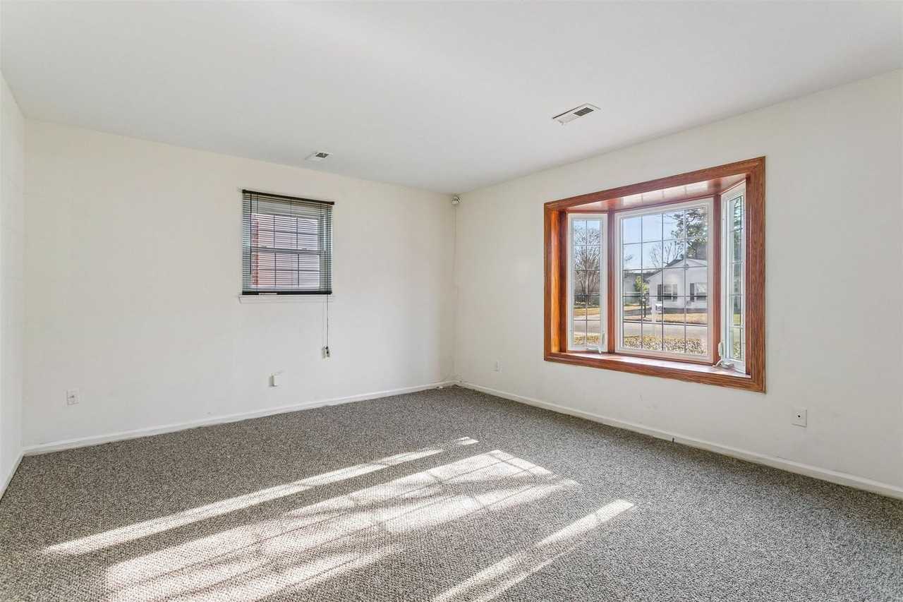 195 Bentley Dr - Photo 4 of 26